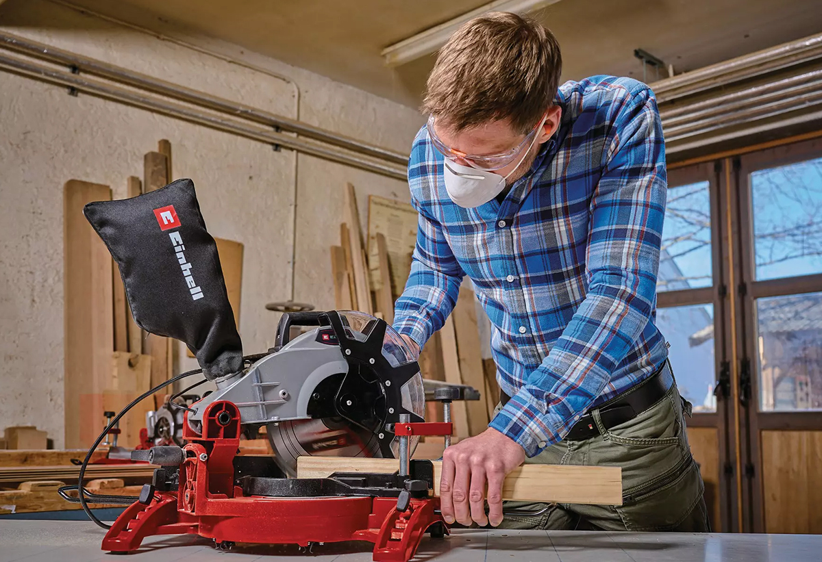 Απεικονίζεται άνδρας να χρησιμοποιεί το φαλτσοπρίονο σε εργαστήριο.